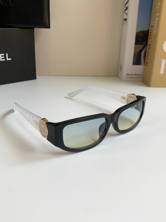 Timeless Chanel Shades ? Gold CC, Pearlized Legs, Oval Frame, Gradient Blue main image 4